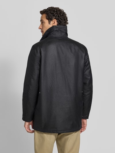 Männermodel trägt Regular Fit Parka aus reiner Baumwolle von Barbour, schwarze glatte Oberfläche, Herren Parka, Ganzkörperansicht Rückansicht.