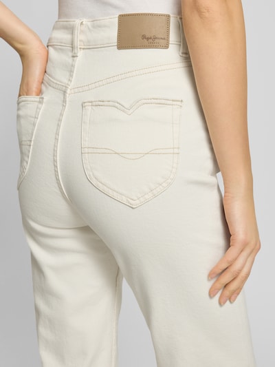 Kobiece model prezentuje Flared Jeans aus Baumwoll-Mix Model 'WILLA' od Pepe Jeans, efekt: jednolity kolor, wysoki stan, 5 kieszeni, wyhaftowane logo, naszywka z logo, mieszanka bawełny, denim, detal: zapięcie na guzik i ukryty zamek, jasny odcień, gładka tekstura, detal z tyłu, ujęcie: detailaufnahme z tylu.