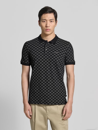 Männermodel trägt Slim Fit Poloshirt mit Logo-Muster Modell 'Paigam' von JOOP! Collection, Baumwoll-Elasthan-Mix, Ganzkörperansicht von vorne.