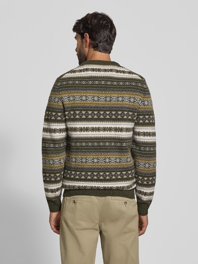 Männermodel trägt Slim Fit Strickpullover aus Baumwoll-Mix mit Rundhalsausschnitt von MCNEAL, Muster in Oliv, Weiß, Blau, Braun, Ganzkörperansicht Rückansicht. Kontext: Herren Strickpullover von MCNEAL, Baumwoll-Mix, Slim Fit, Rundhalsausschnitt, gerippte Blende und Abschlüsse, langärmliges Design, Rückenlänge bei Größe M 71 cm, Ärmellänge 65 cm.