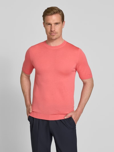 Mannelijk model draagt gebreid shirt met ronde hals van MAERZ Muenchen, slim fit, ribboordjes, labeldetail, ruglengte maat 50: 66 cm. Ganzkörperansicht von voren.