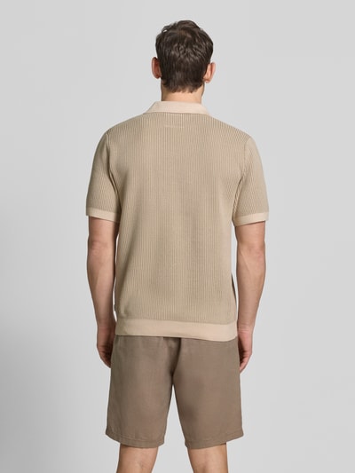 Männermodel trägt Regular Fit Poloshirt in Strick-Optik Modell 'Preston' von Jack & Jones Premium in Beige, reine Baumwolle, Ganzkörperansicht Rückansicht.