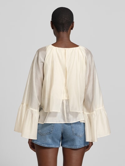 Frauenmodel trägt Relaxed Fit Bluse aus Lyocell-Mix mit Rüschenbesatz von Liu Jo White in Creme, transparente Textur, Rückenlänge 51 cm, Ganzkörperansicht Rückansicht.