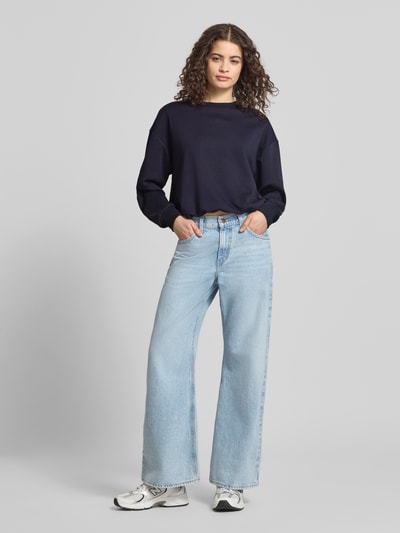 Kobiece modelka nosi Sweatshirt mit Logo-Stitching Modell 'Jana' od LeGer by Lena Gercke, granatowy, bawełniany, luźny krój, przód, widok całej sylwetki