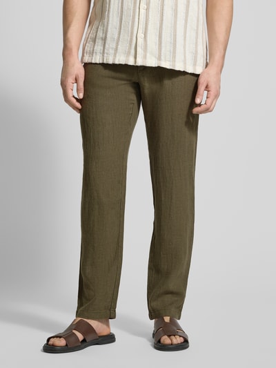 Männermodel trägt Leinenhose mit Schnürung und Gesäßtaschen von MCNEAL in Olive, Reine Leinen, Regular-Fit, Nahaufnahme Unterkörper.