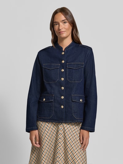 Frauenmodel trägt Regular Fit Jeansjacke mit Schmuckknöpfen von s.Oliver BLACK LABEL, dunkler Denim, Baumwoll-Mix, Ganzkörperansicht von vorne.