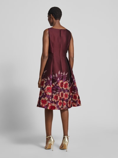 Adrianna Papell Knielange cocktailjurk met V-hals Bordeaux - 5