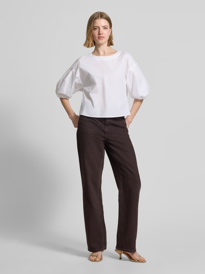 Frauenmodel trägt Bluse mit Ballonärmeln und Rundhalsausschnitt von Emporio Armani aus reiner Baumwolle, Loose-Fit, Ganzkörperansicht von vorne.