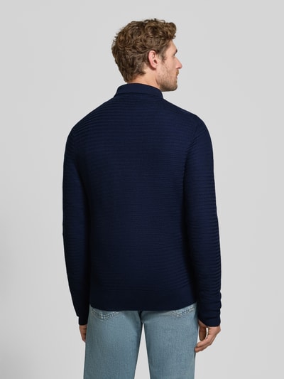 Mężczyzna nosi kardigan rozpinany Regular Fit Strickjacke aus reiner Wolle von Polo Ralph Lauren, ciemnoniebieski, tekstura dzianiny, widok całej sylwetki z tyłu