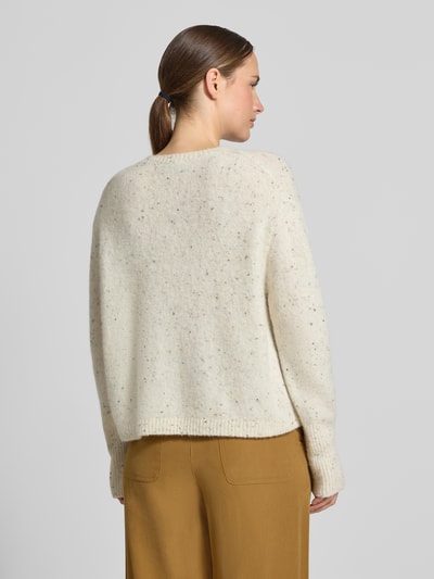 Vrouwenmodel draagt wollen trui van Alpaca-mix Model 'ALCALI' van Marella, los model, met wol, ribboorden, ruglengte maat S 52 cm, mouwlengte S 56 cm, beige met spikkels, rechte vormen, zachte textuur, geheel lichaamsaanzicht rugaanzicht.
