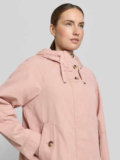 Frauenmodel trägt Jacke mit verdecktem Reißverschluss von Fuchs Schmitt, Baumwoll-Mix, Regular-Fit, Kapuze, Pattentaschen, Nahaufnahme Oberkörper.