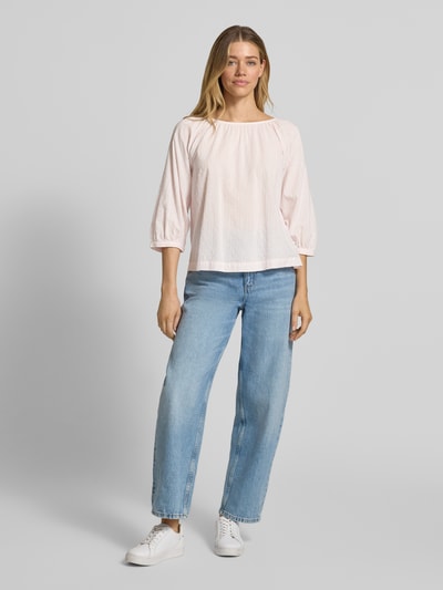 Frauenmodel trägt Relaxed Fit Bluse aus Baumwoll-Viskose-Mix von s.Oliver RED LABEL, gestreiftes Allover-Muster, Ganzkörperansicht von vorne.
