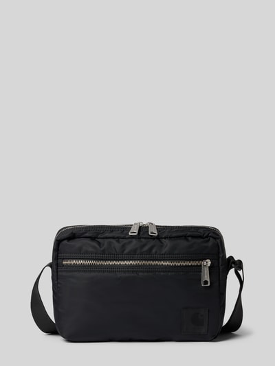 Produktfoto, Tasche mit Logo-Print von Carhartt Work In Progress in Schwarz, wasserabweisendes Material, Reißverschluss, Logo-Patch, verstellbarer Schulterriemen, Maße 28x21x7 cm, Länge Schulterriemen 126 cm, klare Linien, glatte Textur.