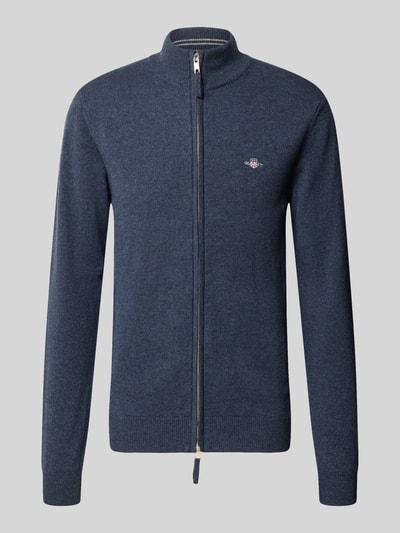 Produktfoto, Regular Fit Pullover aus reiner Wolle von GANT in Dunkelblau, unifarben, Strickstruktur, Label Stitching auf Brust, Rundhalsausschnitt, gerippte Abschlüsse.