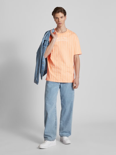 KARL KANI T-shirt ze wzorem w cienkie prążki Pomarańczowy 1