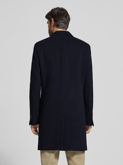 Männermodel trägt Slim Fit Funktionsmantel aus Woll-Mix Modell 'HYDE' von BOSS in Dunkelblau, glatte Oberfläche, Ganzkörperansicht Rückansicht. Herren Funktionsmantel von BOSS.