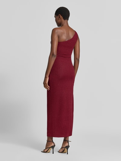 Männermodel trägt Abendkleid mit asymmetrischem Ausschnitt und Raffungen von TROYDEN COLLECTION, bordeauxrot, figurbetont, seitlicher Nahtreißverschluss, Ganzkörperansicht Rückansicht