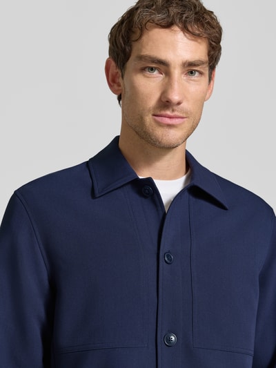 Männermodel trägt Regular Fit Hemdjacke mit Viskose-Anteil von Jake*s Studio Men in Dunkelblau, Nahaufnahme Oberkörper.