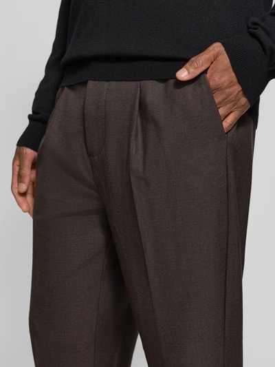 Männermodel trägt Stoffhose mit Bügelfalte Modell 'MARC' von Casual Friday, braun, glatte Textur, Nahaufnahme Oberkörper.