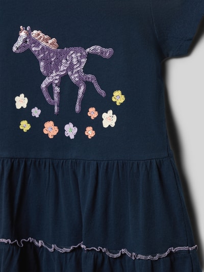 Meisje draagt Tailliertes Freizeitkleid aus reiner Baumwolle van s.Oliver RED LABEL, look: effen, getailleerd, midilengte, ronde hals, motiefprint, met pailletten, korte mouw, volantzoom, jersey, puur katoen, detailopname bovenlichaam.
