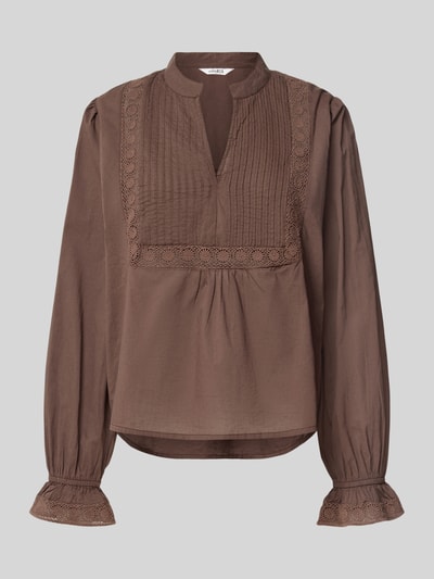 Produktfoto, Bluse mit Häkelspitze Modell 'Tamya' von mbyM in Braun, Reine Baumwolle, Gerader-Schnitt, Serafino-Kragen, elastische Ärmelabschlüsse, dekorative Häkelspitze, strukturierte Oberfläche, Rückenlänge 61 cm, Ärmellänge 62 cm, Damen Bluse.