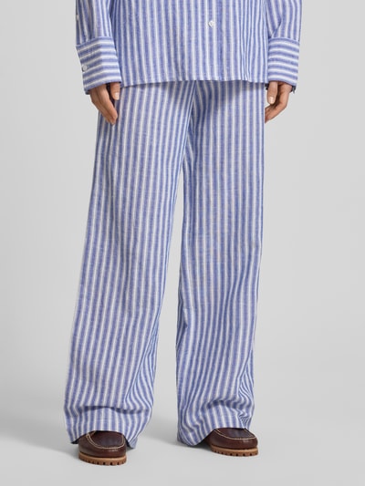 Frauenmodel trägt Hose im Allover-Look mit elastischem Bund von Christian Berg Woman in Blau-Weiß, Regular-Fit, Tunnelzug, Nahaufnahme Unterkörper, Bundweite 43 cm, Innenbeinlänge 81 cm bei Größe 38.