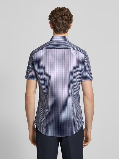 Männermodel trägt Slim Fit Business-Hemd aus katoen met kentkraag en knoopsluiting van Jake*s, ruitpatroon, Ganzkörperansicht Rückansicht.