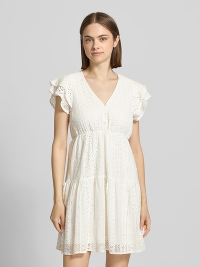 Frauenmodel trägt Tailliertes Blusenkleid aus Baumwoll-Mix Modell 'HELENA' von Only, Optik: Unifarben, Mini-Länge, Stickerei, V-Ausschnitt, kurze Knopfleiste, Kurzarm, Unterkleid, Ganzkörperansicht von vorne.
