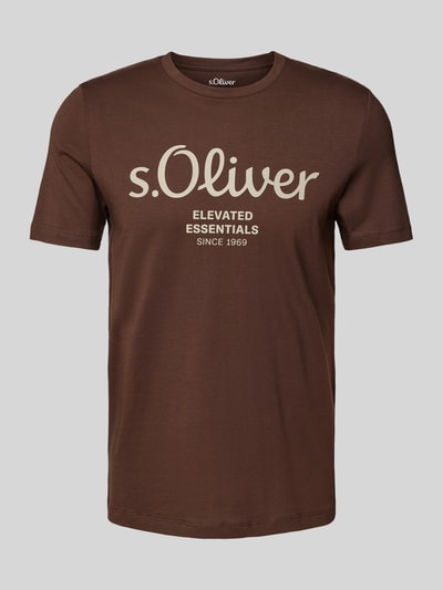 s.Oliver RED LABEL T-shirt o kroju regular fit z czystej bawełny z nadrukiem z logo i napisem Średniobrązowy 2