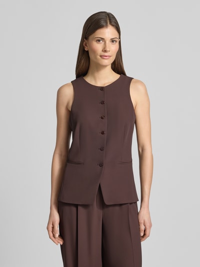 Frauenmodel trägt Weste mit Rundhalsausschnitt und Paspeltaschen von V by Vera Mont in Braun, Material-Mix mit Stretch, Regular Fit, Nahaufnahme Oberkörper