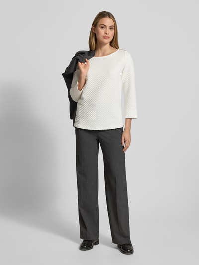 Kobiece modelka nosi Relaxed Fit Bluzka z rękawem o dł. 3/4 z fakturą grochy od s.Oliver BLACK LABEL, jednokolorowa, dekolt w łódkę, wszyty zamek, Ganzkörperansicht von vorne.