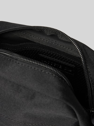 Produktfoto, Umhängetasche mit von Lacoste in Optik: Unifarben, rechteckig, Reißverschluss, Hauptfach, Innenfach, Reißverschlussfach außen, Label-Patch, markante Textur