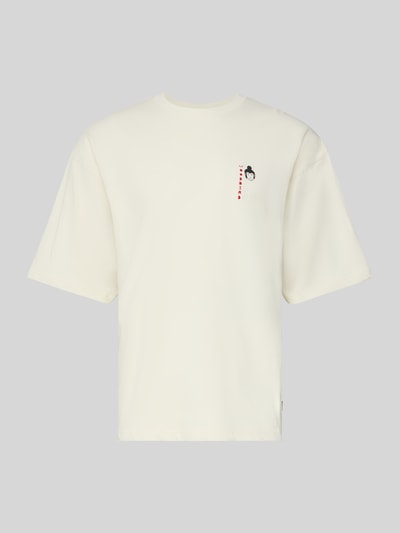 Produktfoto, T-Shirt mit Label-Detail Modell 'Beam' von WOODBIRD aus reiner Bio-Baumwolle, luźny krój, kremowy kolor, okrągły prążkowany dekolt