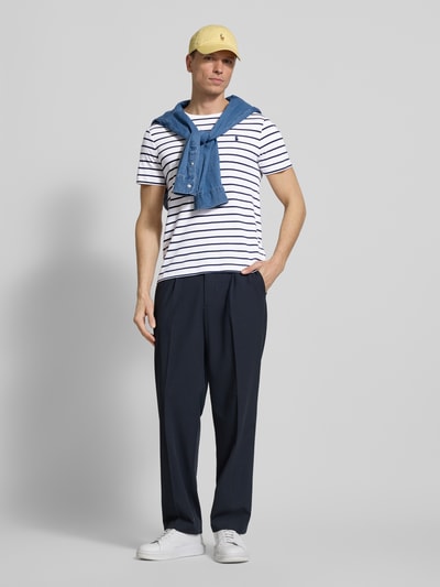 Männermodel trägt Regular Fit T-Shirt aus reiner Baumwolle von Polo Ralph Lauren mit Allover-Streifenmuster, Logo-Stitching, Ganzkörperansicht von vorne.