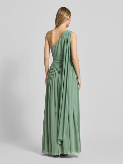 Frauenmodel trägt Maxikleid im One-Shoulder-Look mit Taillenband von TROYDEN COLLECTION aus grünem Chiffon, Drapierungen, taillierter Schnitt, Rückenlänge 155 cm, Brustweite 36 cm, Ganzkörperansicht Rückansicht.