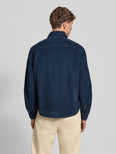 Männermodel trägt Regular Fit Freizeithemd mit Brusttaschen Modell 'LAVVU' von Napapijri aus blauer Baumwolle, Ganzkörperansicht Rückansicht.