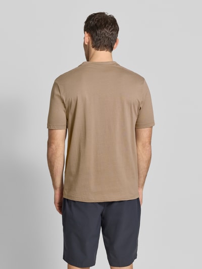 Männermodel trägt Regular Fit T-Shirt aus reiner Baumwolle Modell 'TS_TERRACE' von BOSS Green in Optik: Unifarben, Jersey-Struktur; Ganzkörperansicht Rückansicht.