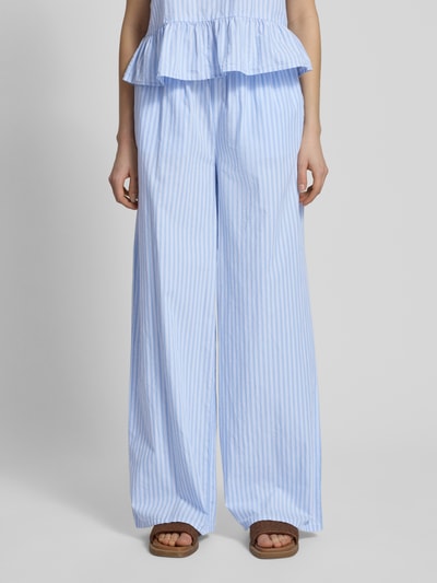 Frauenmodel trägt Wide Leg Pull-on-Hose mit Streifenmuster und Kordelzug von REVIEW aus reiner Baumwolle, Ganzkörperansicht von vorne.