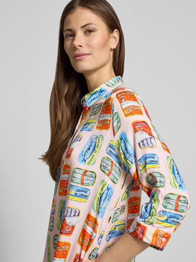 Frauenmodel trägt knielanges Hemdblusenkleid aus Viskose im Allover-Look von Milano Italy mit buntem Print, 3/4-Arm, Nahaufnahme Oberkörper.