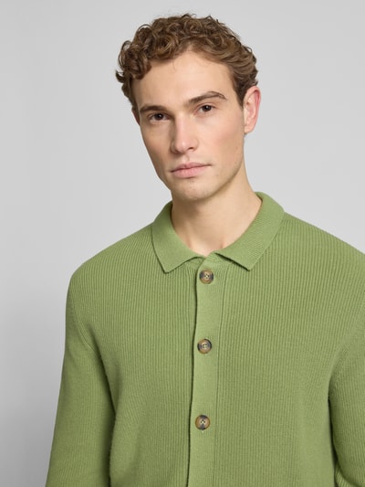 Mężczyznę model nosi Regular Fit Strickjacke mit Kaschmir-Anteil od FTC-Cashmere, bawełniano-kaszmirowy miks, kołnierz, zielona faktura, ujęcie z przodu, zbliżenie na górną część ciała