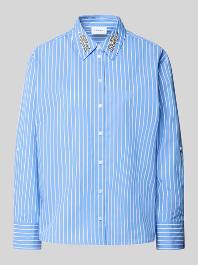 Productfoto, Regular Fit Hemdbluse mit Ziersteinbesatz van comma, dames overhemdblouse in blauw-wit gestreepte katoenmix, met siersteentjes op de overhemdkraag, met lange mouwen en knoopsluiting, ruglengte maat 36: 65 cm, mouwlengte maat 36: 55 cm.