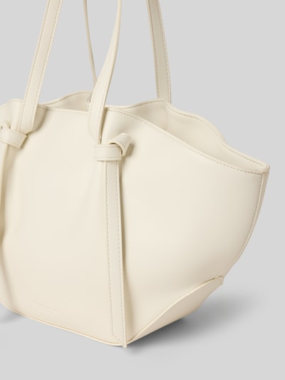 Produktfoto, Shopper mit Label-Detail Modell 'RYD' von Seidenfelt in Creme mit Hauptfach und Reißverschluss, Schulterriemen, Maße Breite 40 cm, Länge 23 cm, Tiefe 12 cm, Riemenlänge 59 cm, glatte Oberfläche, weiche Form.