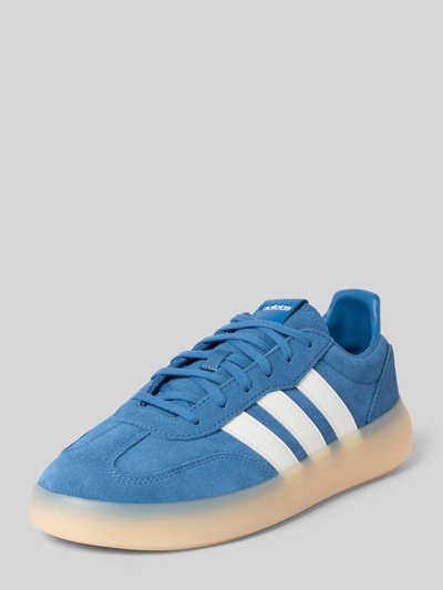 Produktfoto, Sneaker mit Schnürverschluss von adidas Sportswear in Blau mit weißen Streifen, echtes Leder, strukturierte Sohle, abgerundete Spitze, Label-Detail, Absatzhöhe 3 cm, Schafthöhe 5 cm, Schaftweite 6 cm.