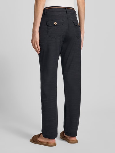 Frauenmodel trägt Stoffhose mit Bindegürtel und Eingrifftaschen von G.I.G.A. DX, schwarze Farbe, Baumwoll-Mix mit Stretch-Anteil, Ganzkörperansicht Rückansicht.