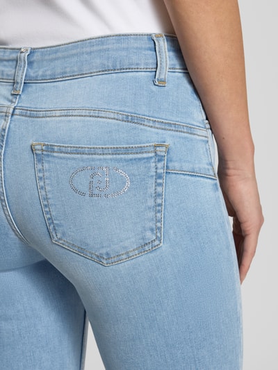 Männermodel trägt jasnoniebieskie Jeans z bawełnianego mixu z dodatkiem stretchu, z widoczną kieszenią i logo, Jeans mit Knopfleiste Modell 'MONROE' von Liu Jo White, detalowe ujęcie tylnej części.