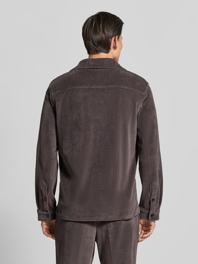 Männermodel trägt Regular Fit Overshirt mit Pattentaschen Modell 'Taylor' von Zuitable in Braun, Baumwoll-Mix, Ganzkörperansicht Rückansicht.