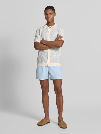 Männermodel trägt Badehose mit elastischem Bund und Gesäßtasche von MCNEAL, hellblau, Regular Fit, mit Tunnelzug, Ganzkörperansicht von vorne.