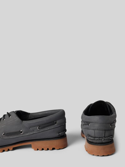Produktfoto, Bootsschuhe aus Leder mit profilierter Sohle von Timberland w kolorze szarym, zaokrąglony czubek, wiązanie, wyprofilowana podeszwa, wysokość obcasa w rozmiarze 44: 3 cm, wysokość cholewki w rozmiarze 44: 7 cm, szerokość w rozmiarze 44: 9 cm