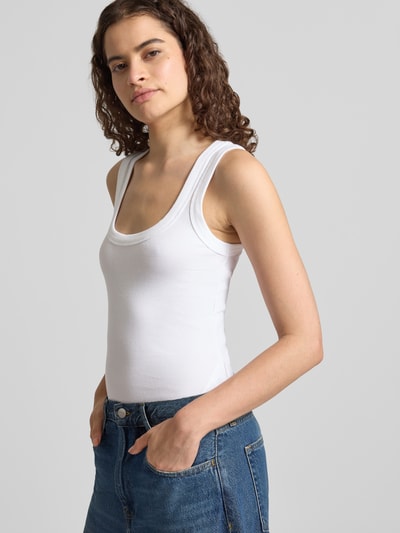 Kobiece modelka nosi top Tanktop in Ripp-Optik Model 'HONEY' od Topshop, mieszanka bawełny i elastanu, krój slim fit, efekt prążkowania, okrągły dekolt, długość tyłu w rozmiarze S: 53 cm, całe ciało widoczne z przodu.