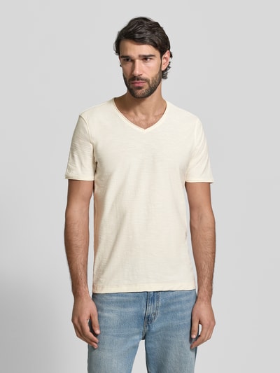 Männermodel trägt T-Shirt mit geripptem Rundhalsausschnitt von MCNEAL in Regular-Fit, Rückenlänge 65 cm, Vorderansicht Oberkörper.